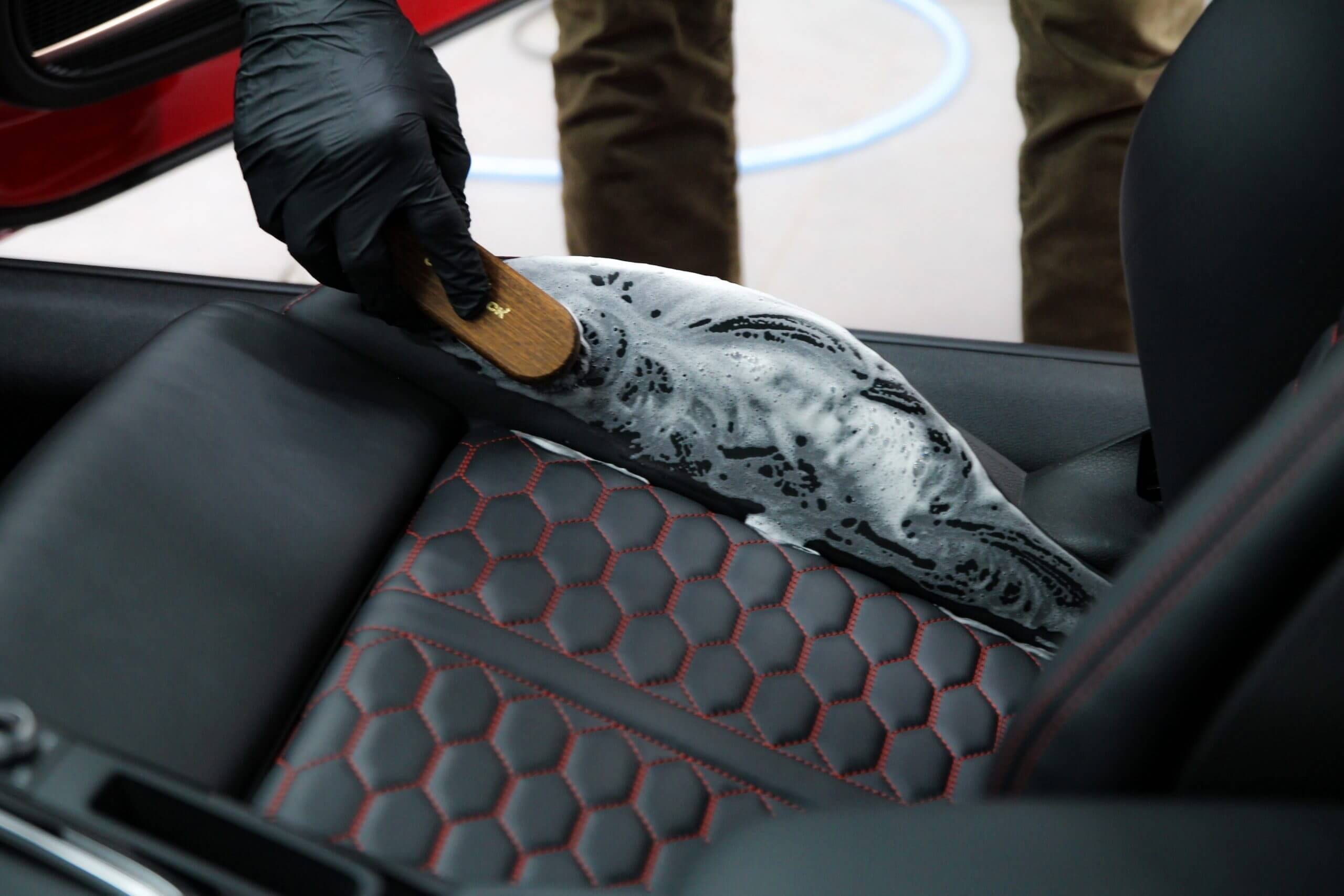 Profesjonalna pielęgnacja skóry — czyszczenie, odżywienie i ochrona tapicerki. — A.S Detailing, Piekary Śląskie, ul. Prymasa Stefana Wyszyńskiego 85.